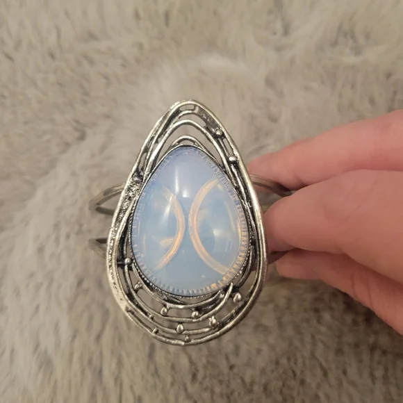 MOONSTONE STATEMENT BRACELET - Picture 2 of 9